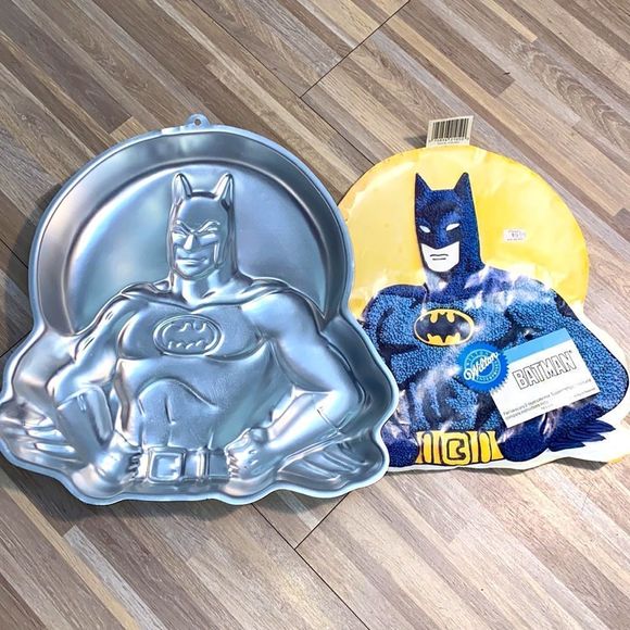 DC Comics Kitchen Batman Dc Comics Metal Tin Wall Art Cake Pan